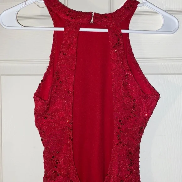 Maroon colored dress - Picture 3 of 4